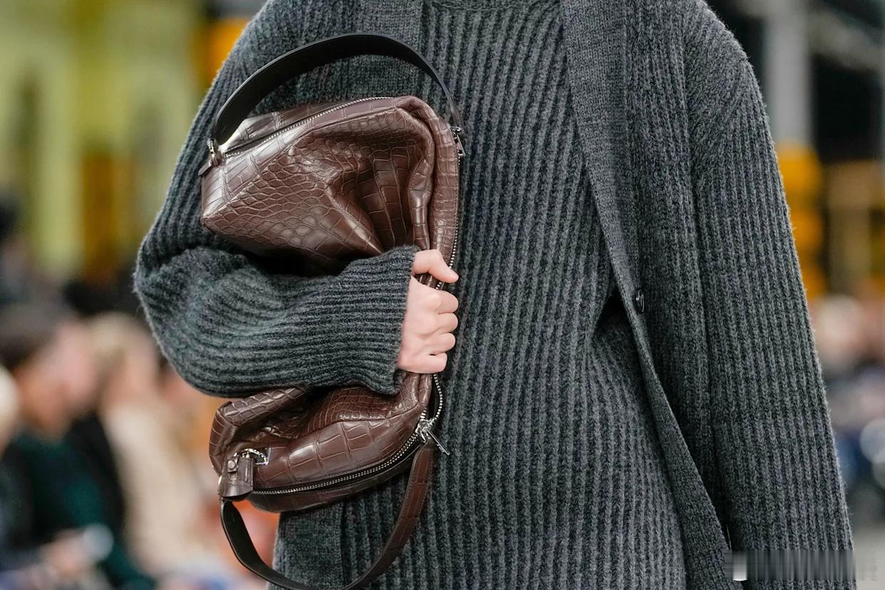 （美联社）——周四公布的司法文件显示，意大利检察官已对奢侈品集团 Tod's 及