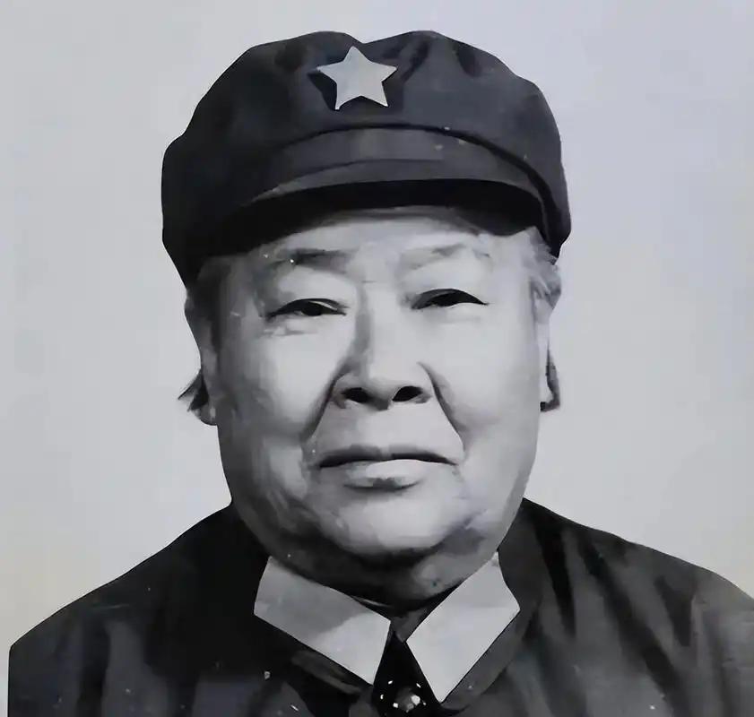 1935年，几百个持枪大汉堵在川北山隘，拦住两万红军的去路，出面单挑破局的，竟是