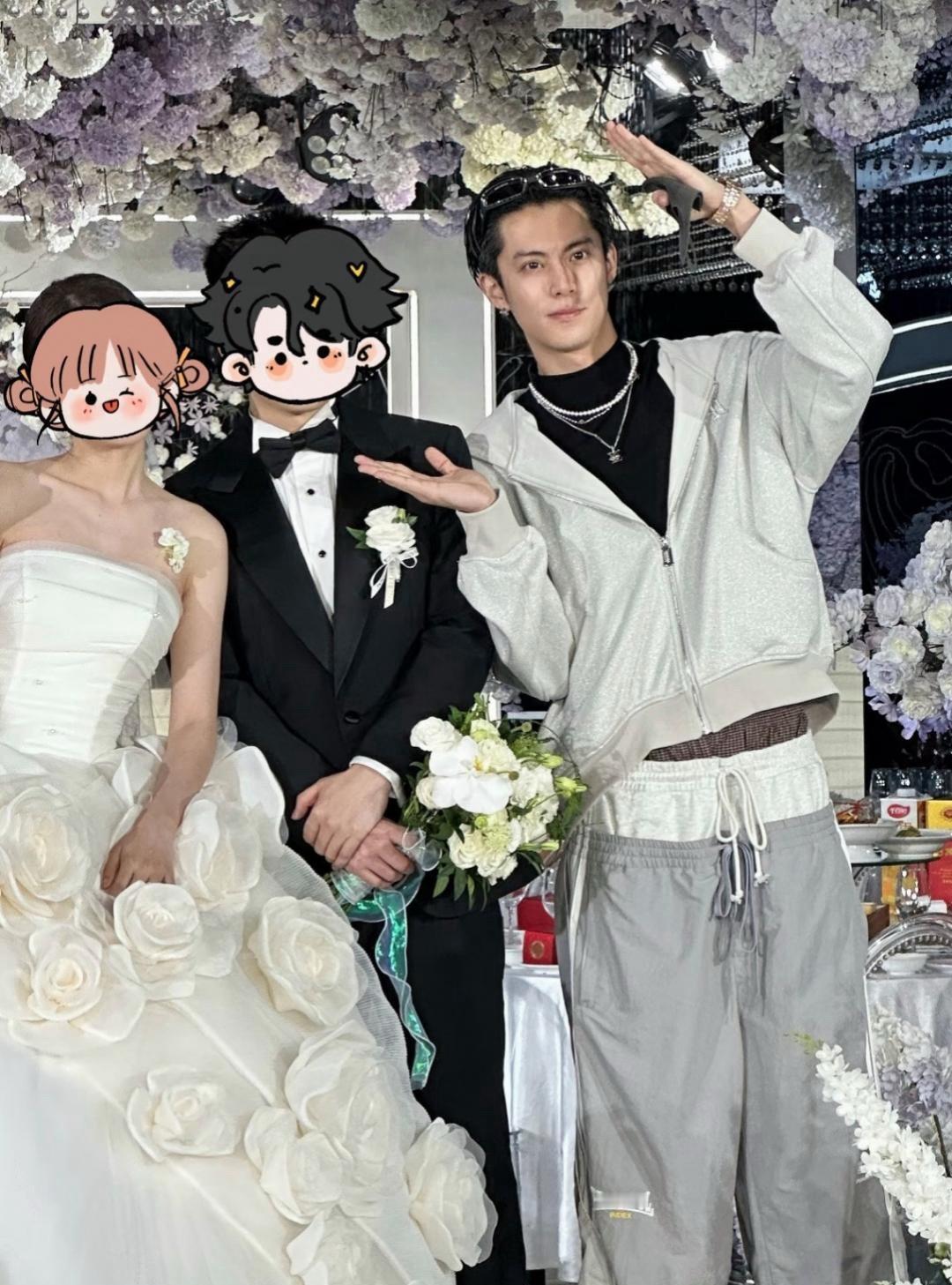 王鹤棣去参加朋友的婚礼，他从背后抱住新郎的腰，两个人看起来很亲密。他的打扮很时尚