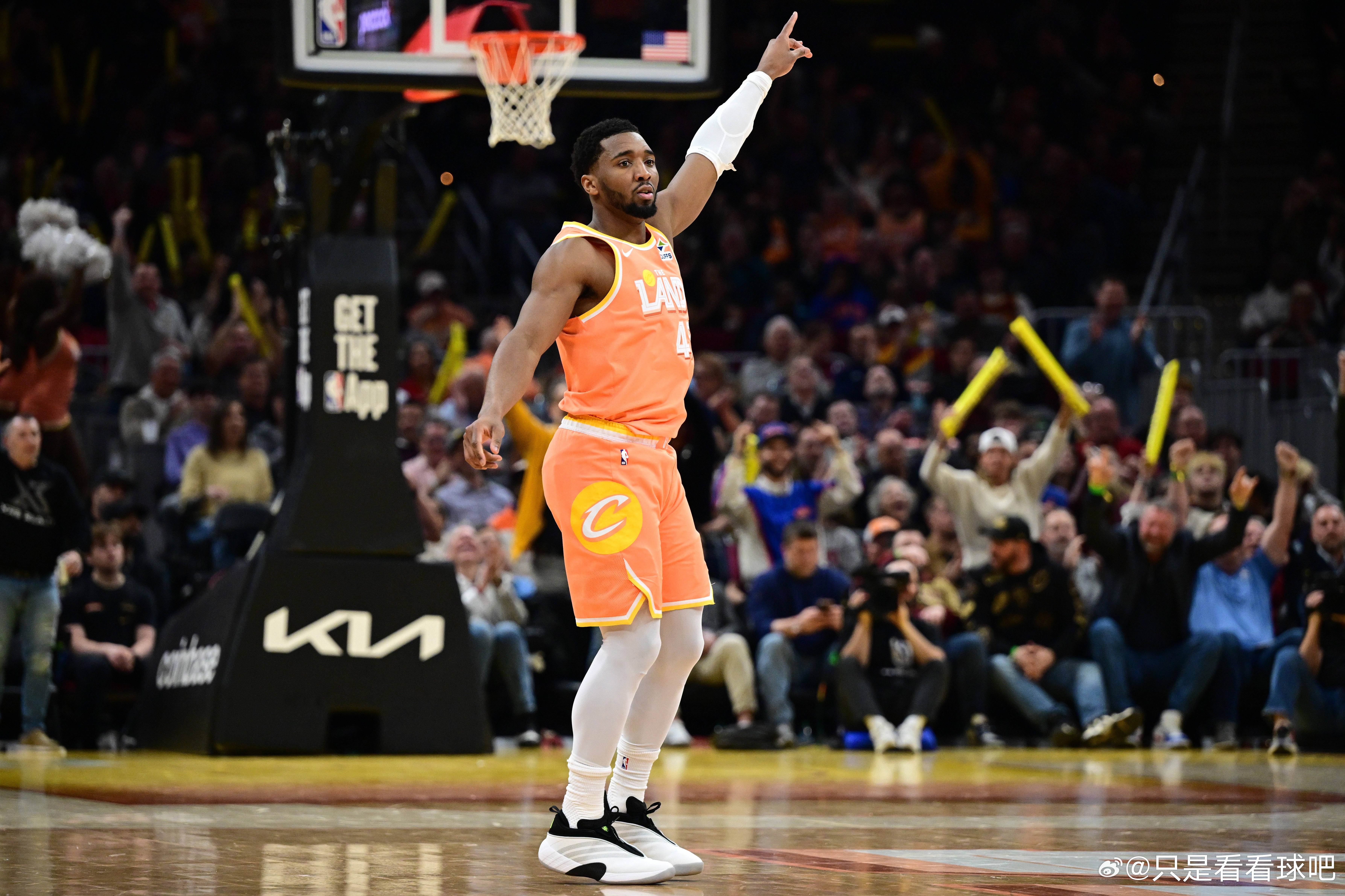 米切尔哈登合砍 66 分，骑士逆转步行者在赛季的最后阶段，骑士和步行者两支都没有