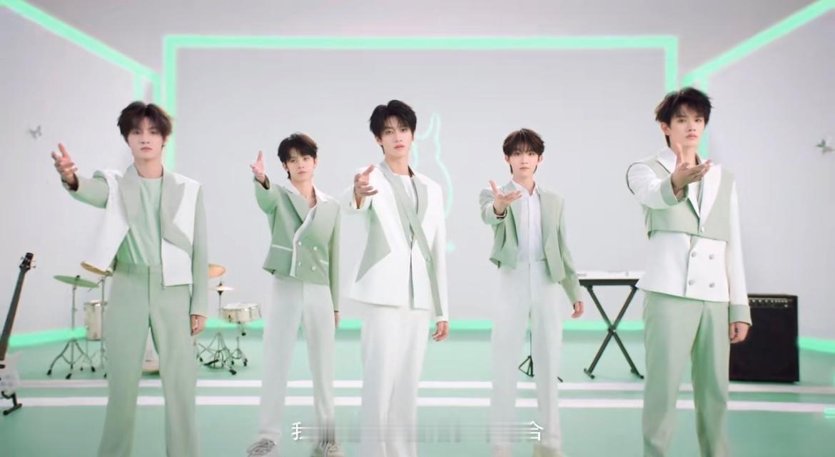 登陆少年绿白look登陆少年代言袋鼠妈妈 登陆少年代言袋鼠妈妈，绿白look造型