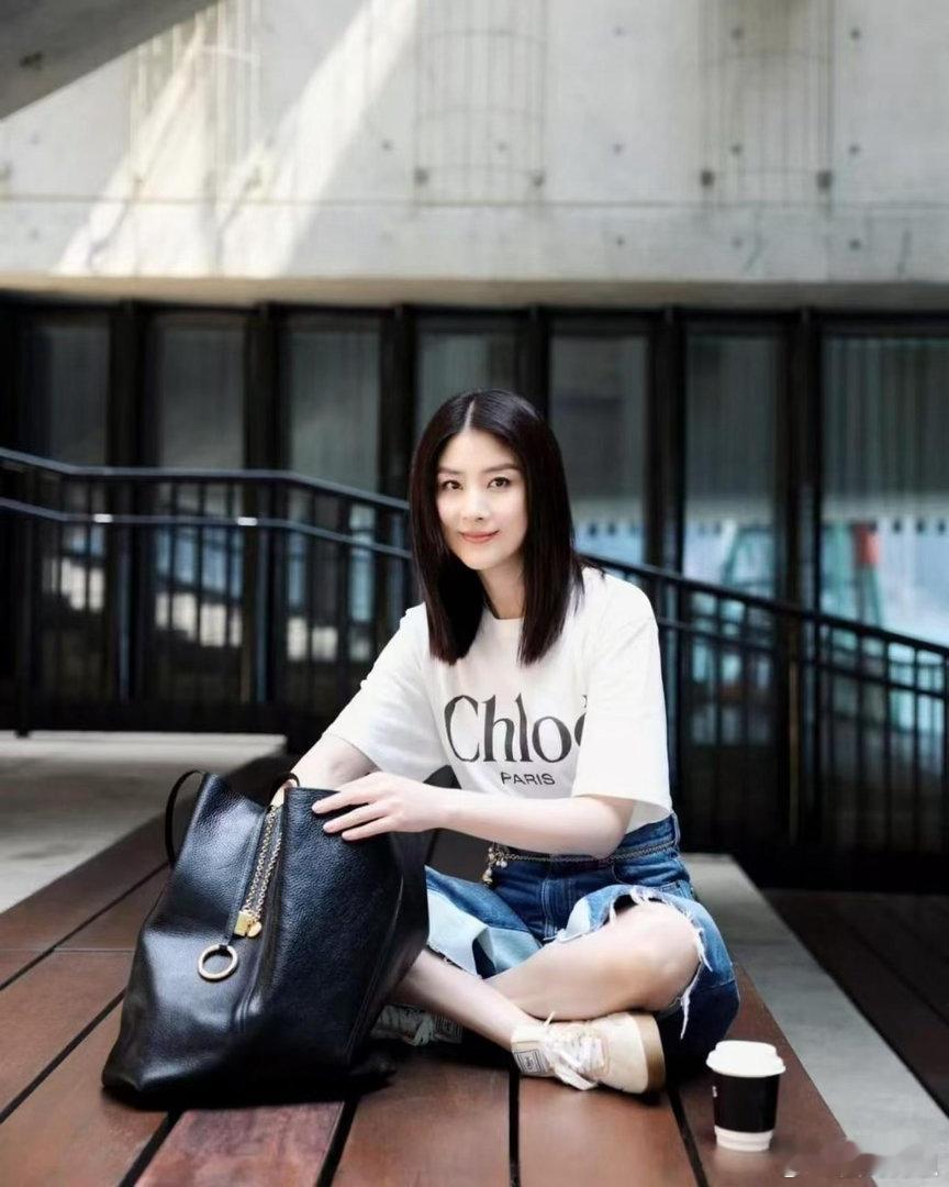 陈慧琳私服审美在线！字母T恤搭配牛仔七分裤，减龄又自带高级感。 