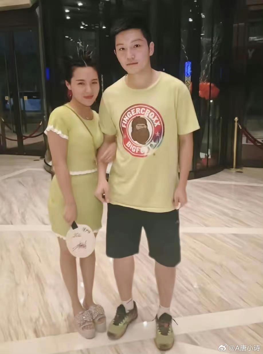 这张应该是樊振东跟粉丝合影最亲密的一次了吧，被女粉丝热情的挽着胳膊，再看看东哥被