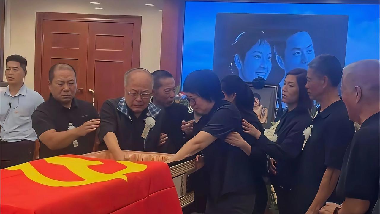 这是整场追悼会上最戳人心的一幕。遗体告别环节，棺盖被缓缓打开，相伴五十余载的丈夫