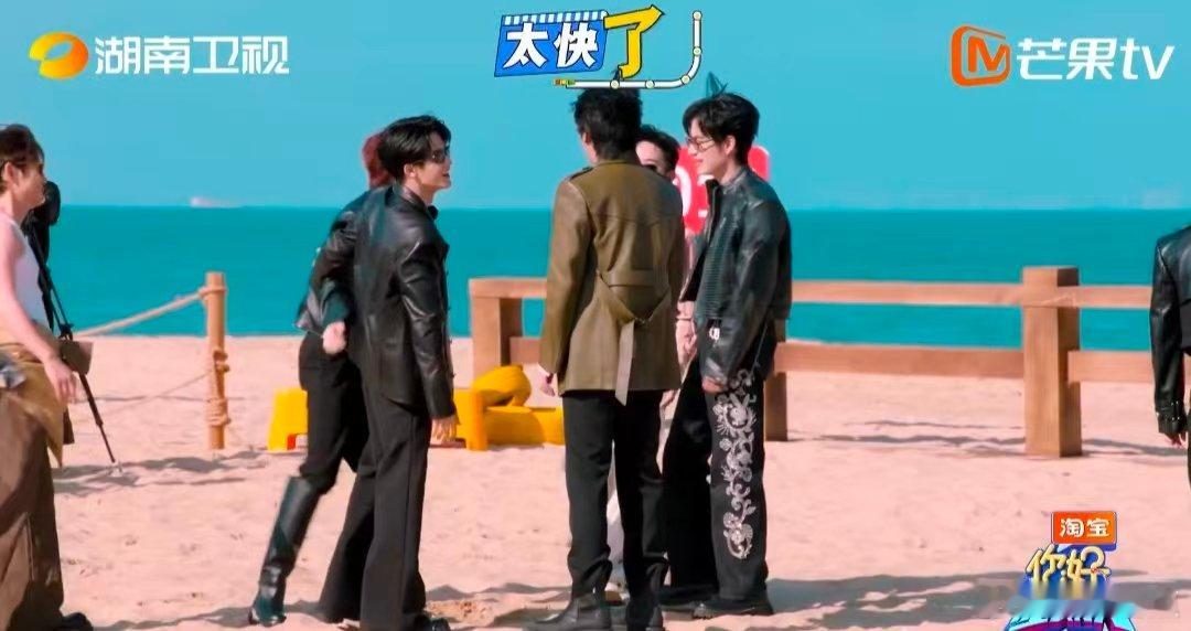 丁程鑫嗖一下飞出去了 你好星期六小丁化身小飞人！指令一出立马飞奔向檀健次，第一个