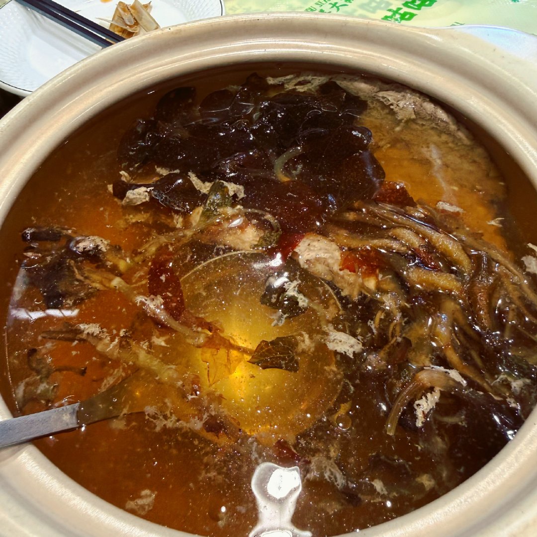 今天的菜很闽南口味～地道口味配上闽南歌，简简单单一顿饭，惬意十足～听到了《无言花