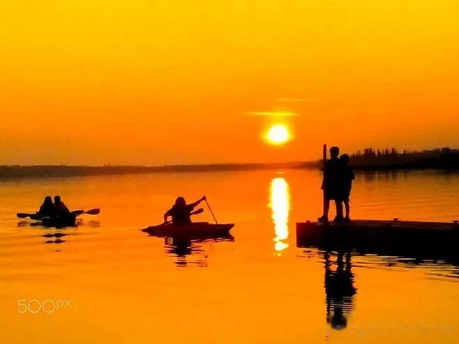 
河边观日落；山顶看日出。

朝霞夕阳均不误，美哉❗️