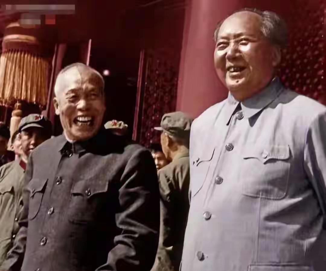 这是一张珍贵的合影。主席笑容很灿烂。左边👈🏻的这位是谁？有知道的吗？非常怀念