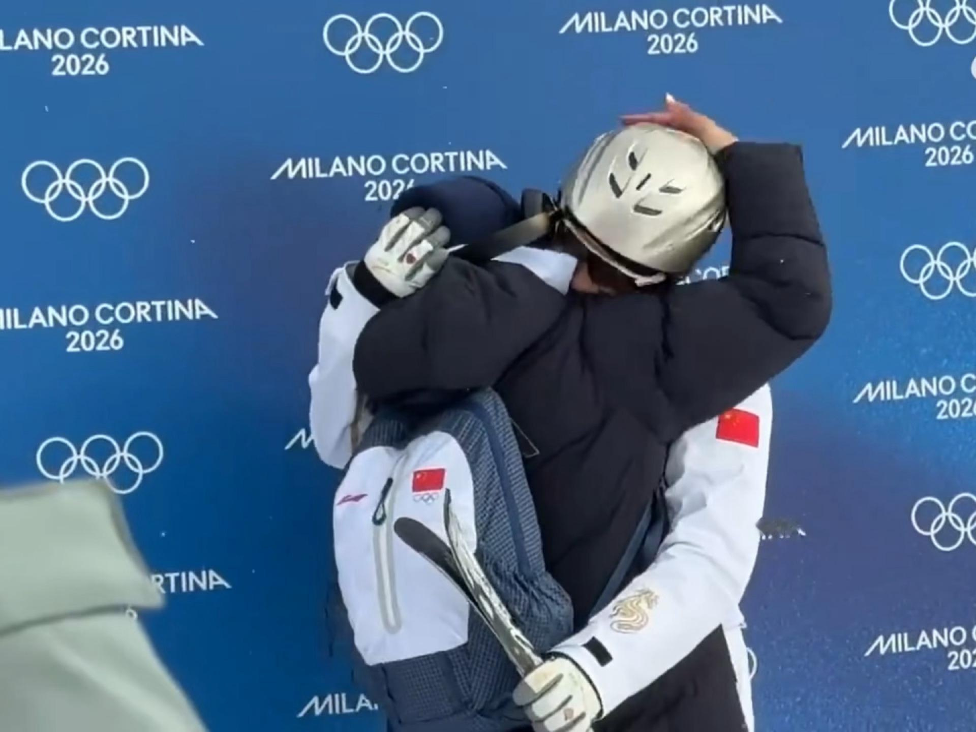 哎哟王心迪的手套无名指上还是代表徐梦桃的桃子桃姐也立刻送上大拥抱庆祝好萌好萌啊真