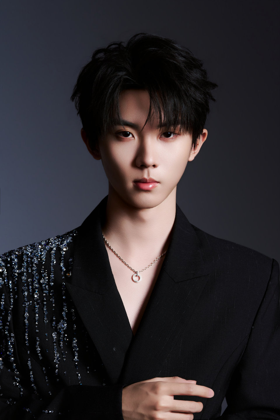 #时代少年团黑西装氛围感# 【#时代少年团黑色西装海报# 你最期待谁的表现？】 