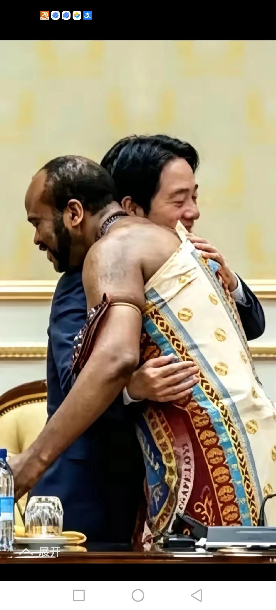 看这两个男人，一个粉头油面，一个胡子拉碴，两个年过半百的男人搂抱在一起，不会是“