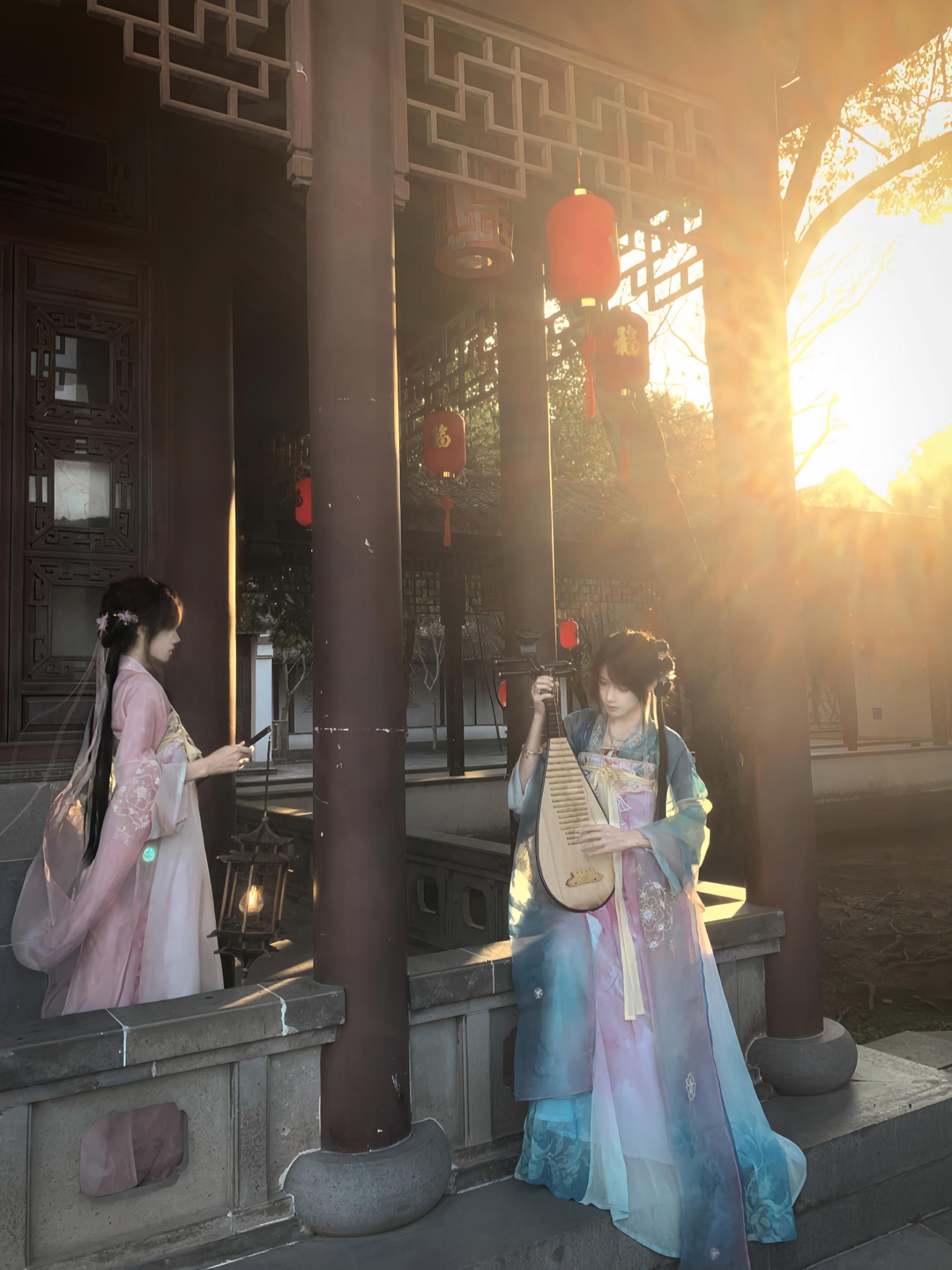 “感我此言良久立，却坐促弦弦转急”