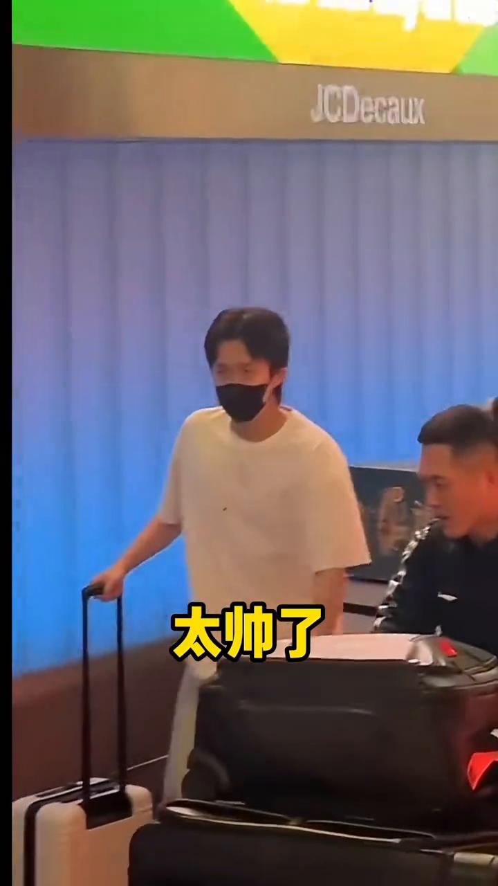 国乒抵达美国参加大满贯，莎莎点头回应粉丝球迷。
邱指一直看莎莎，王楚钦潮男标配，