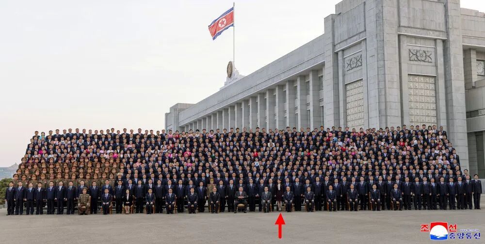 【朝鲜政治 第十五届最高人民会议议员，与元帅与议员们的合影】来源见图标。 