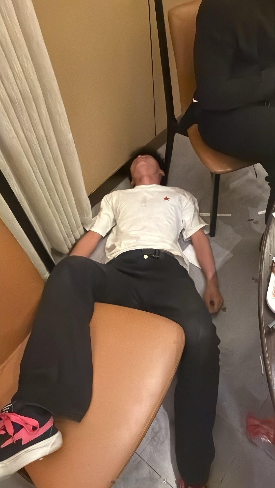 被灌倒了 