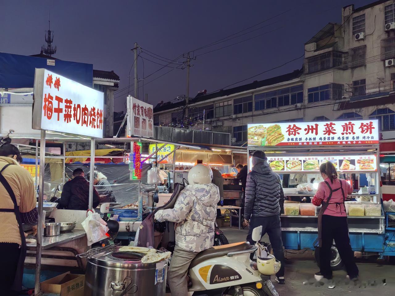这里好热闹呀！一看，原来是把原来在一条街上的各种小摊，都集中到这里来了！

真是