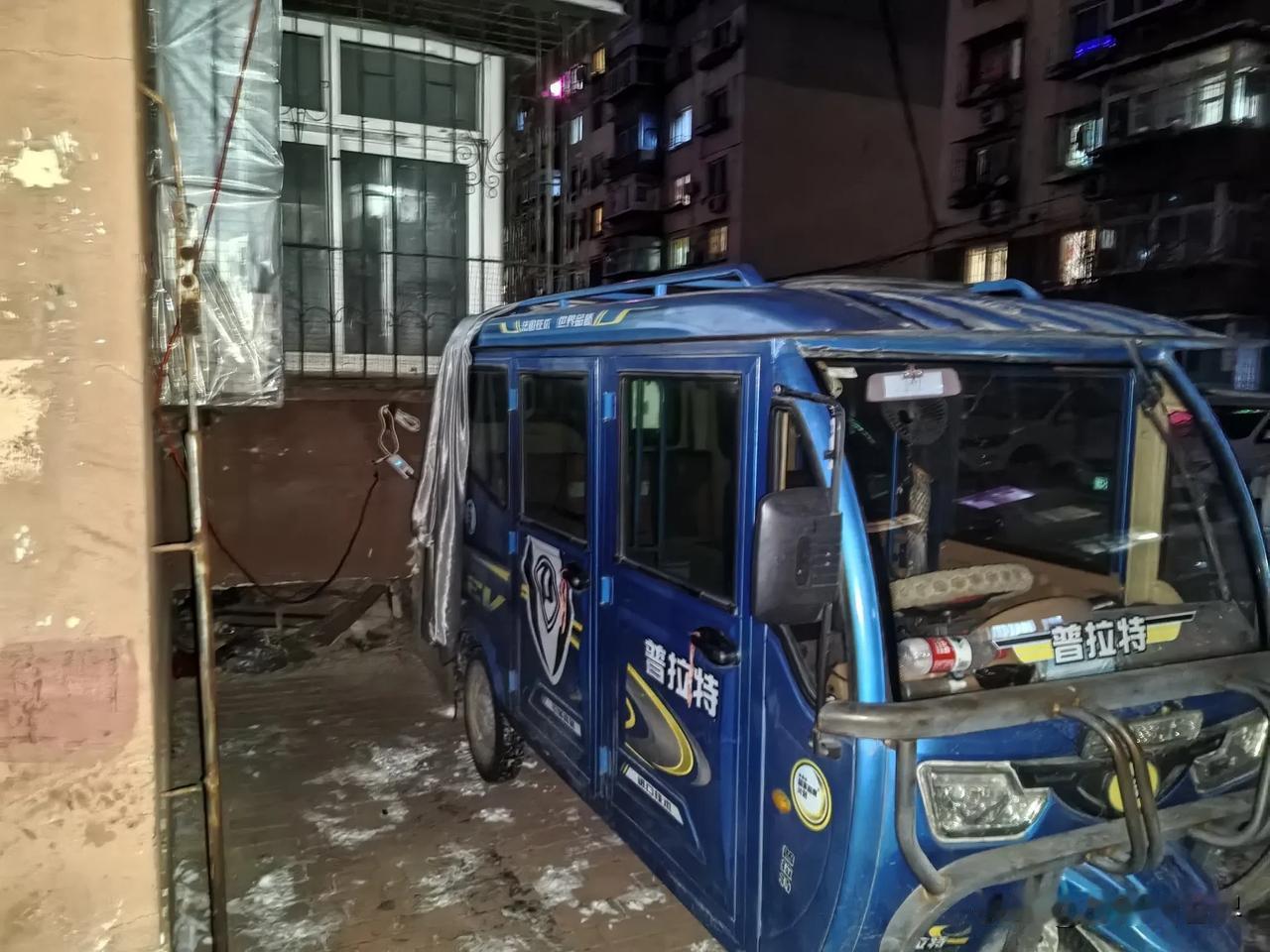 一楼是我妈家。过年之后，五楼飘下来一根电线，就绑在我家窗户底下，用来给电瓶车充电
