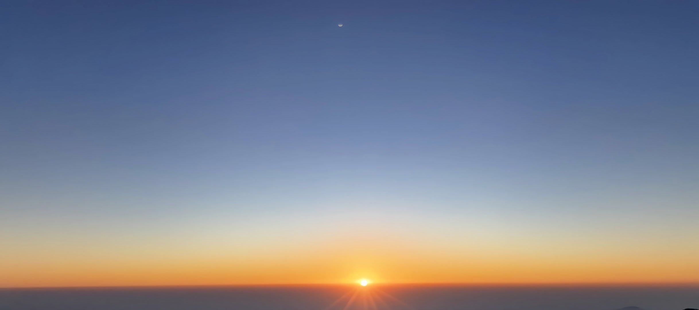 峨眉山金顶观日出。 