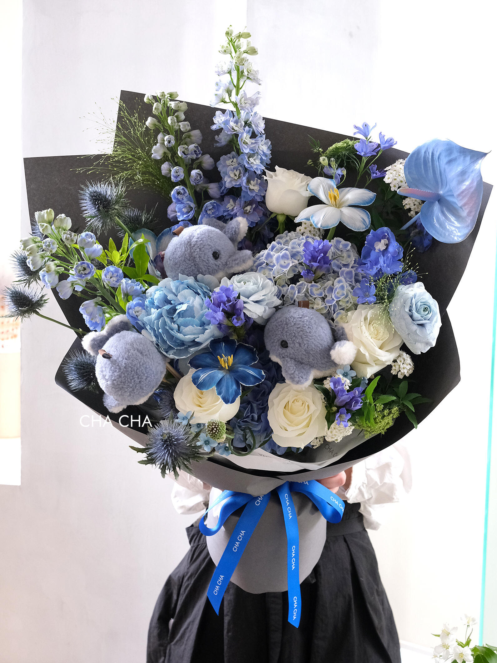 探路者真的挺有心的，今天直播结束前，品牌管理层上来给新晋全球品牌代言人黄景瑜送花