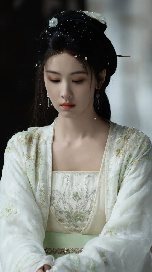 陈都灵古装造型太美了吧，清冷与甜美，天选古代人[哈哈][哈哈][哈哈] ​​​