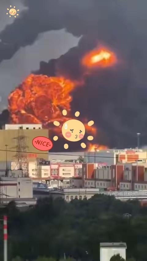 200架无人机集体突防，莫斯科再遭大规模袭击，街头被打出冲天火焰！
​乌军这回下
