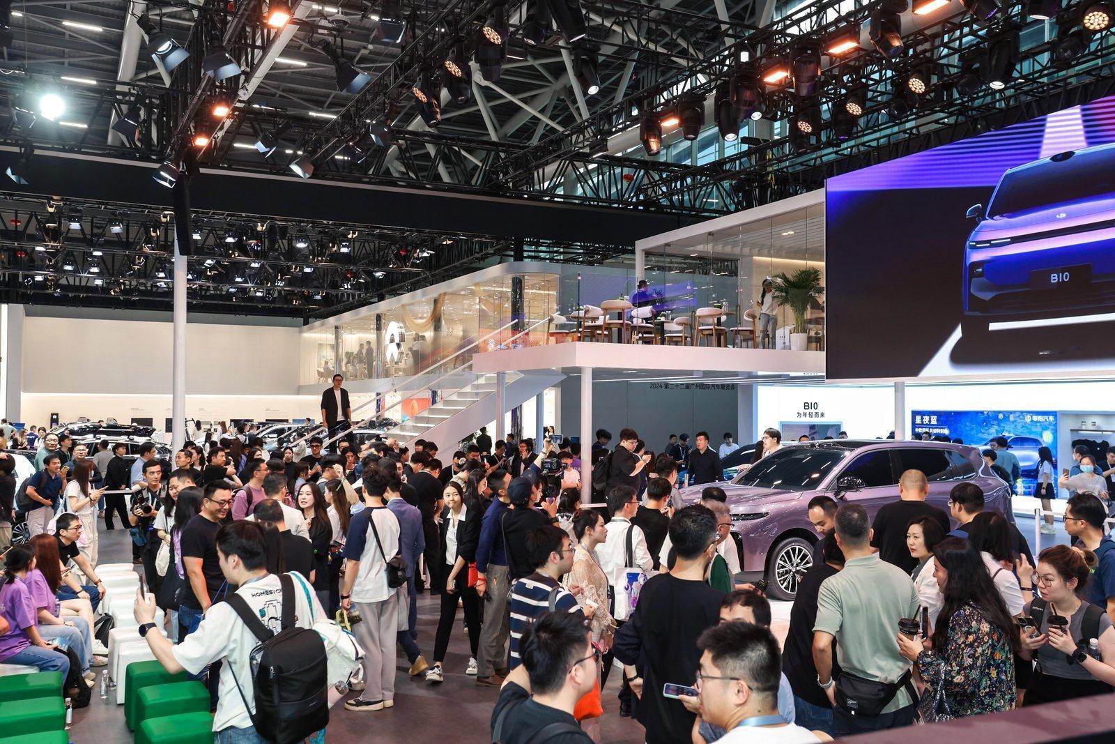 零跑销量稳居新势力前列后的产品越来越有趣了。零跑B10的梵高联名款，是真好看，想