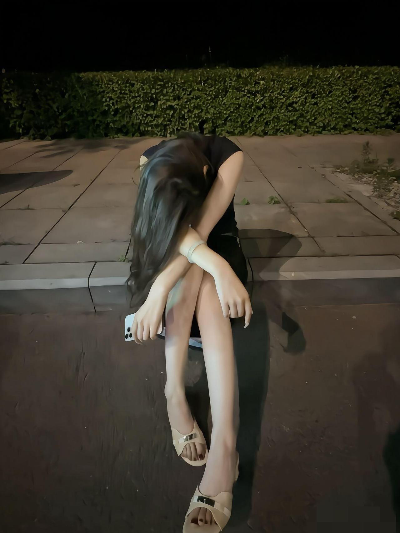 夜晚失眠时大家会干什么？
走到街头上，感受风吹过？