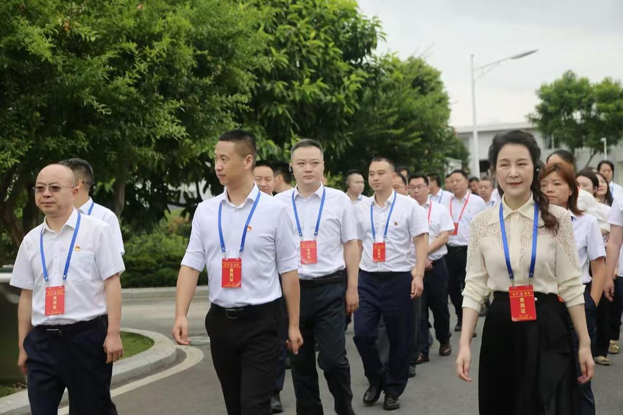 🔔警钟长鸣守底线，挥拍逐梦聚合力。
七一前夕，成都农商银行青白江支行开展警示教