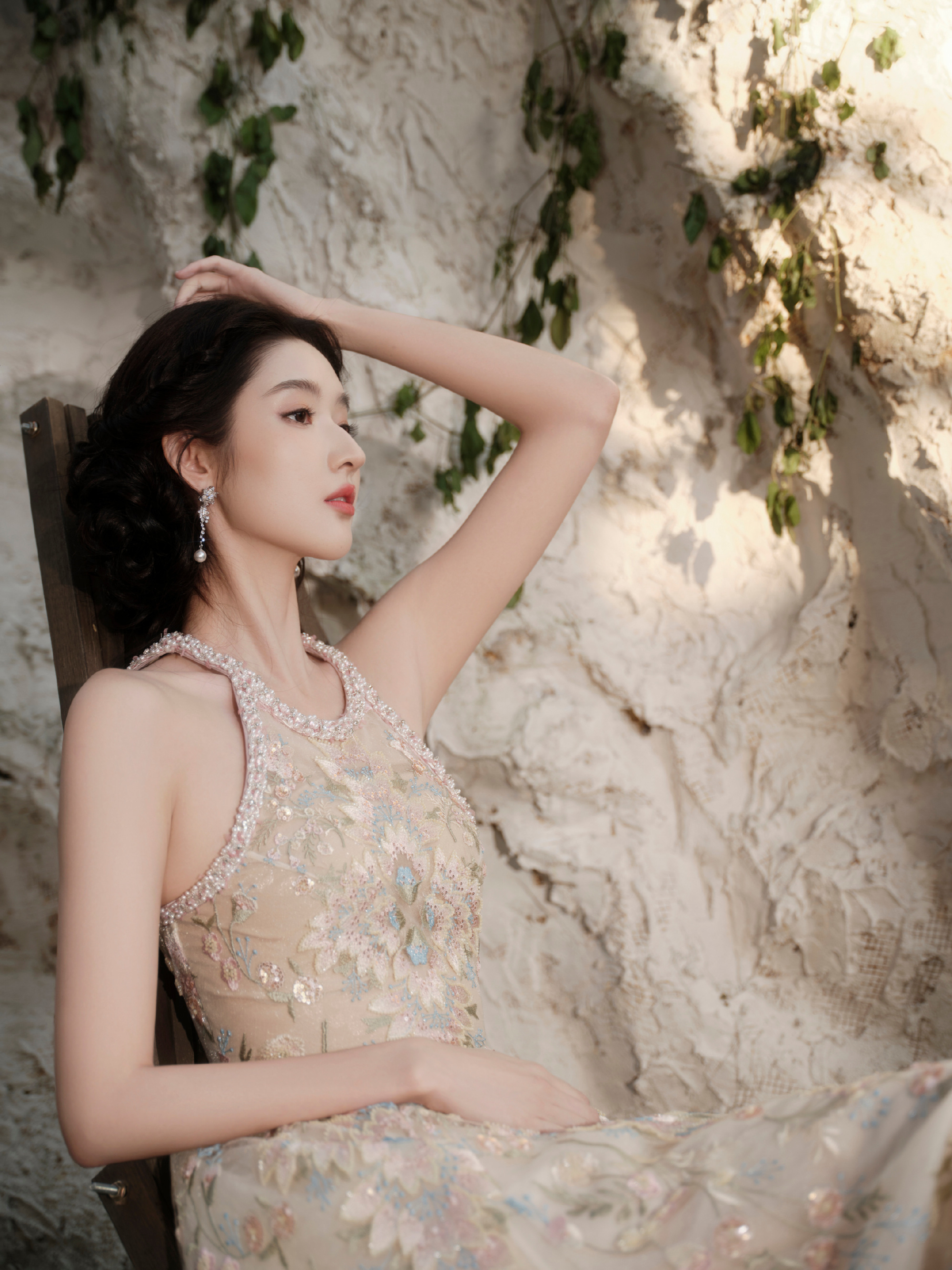 王玉雯女神扑面而来的仙气 王玉雯全新穿搭上线，轻盈纱裙，馥郁绽放的少女气息。王玉