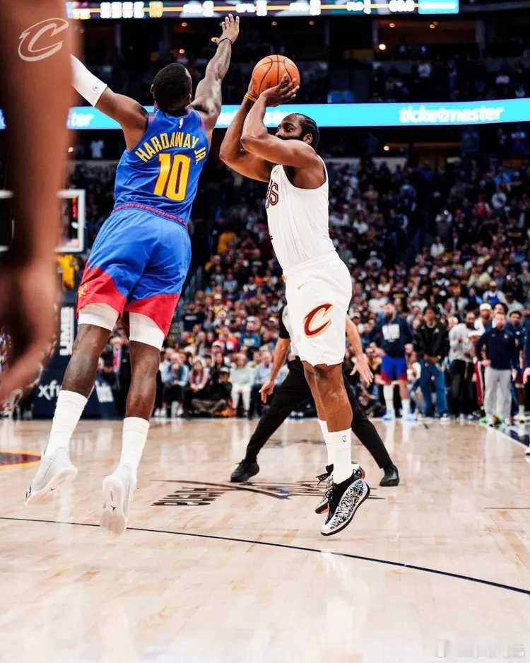 北京时间2月10日，NBA常规赛继续火热进行。3连胜的骑士奔赴客场挑战掘金，此役