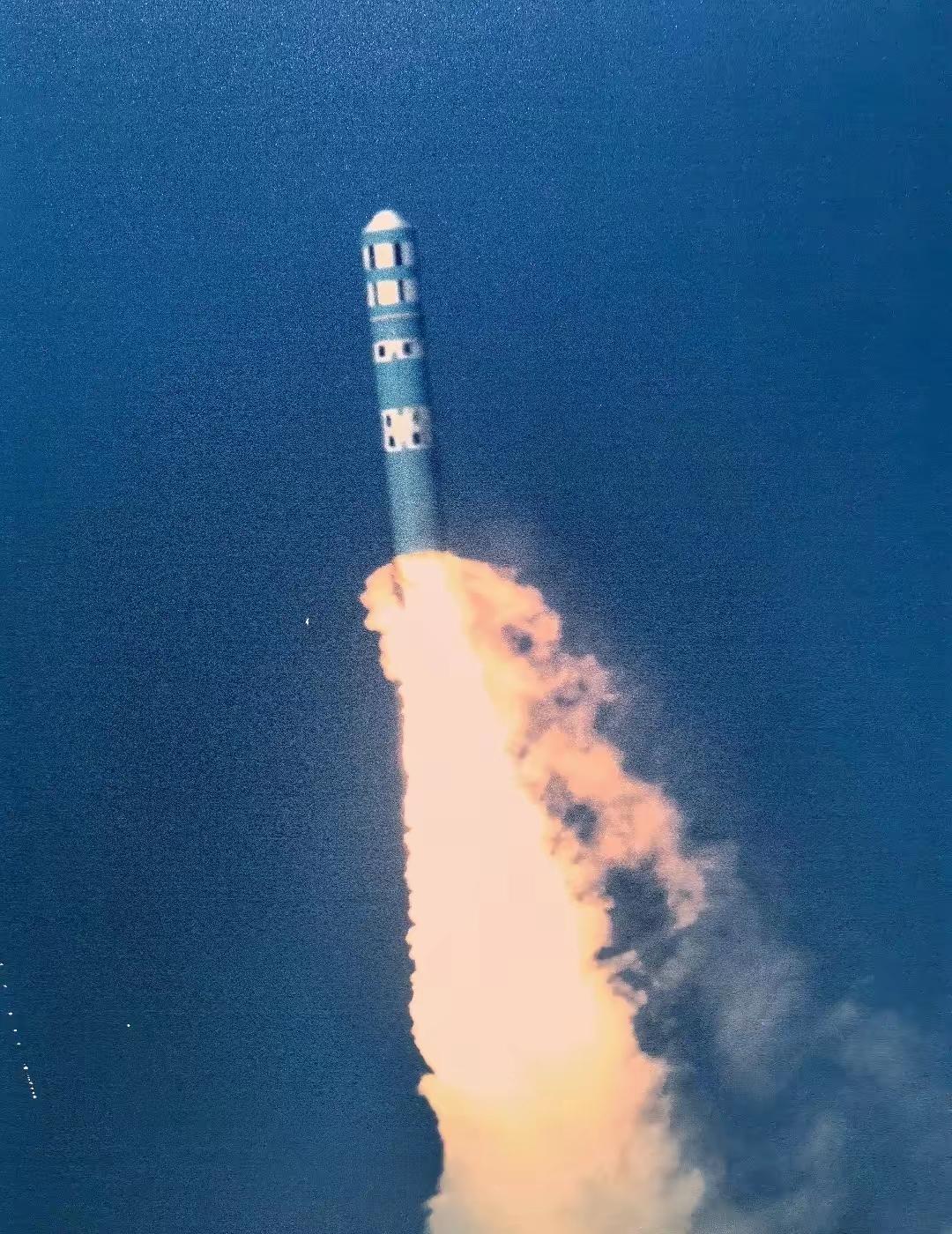 不是最先进可以公开，巨浪3已经堂堂正正参加阅兵，那么巨浪2可以公开试射照片了，大