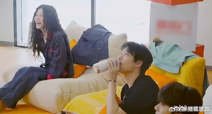 魏大勋偷喝杨迪水被抓包渴到直接拿队友水喝，魏大勋这性格也太讨喜了，不做作不端着。