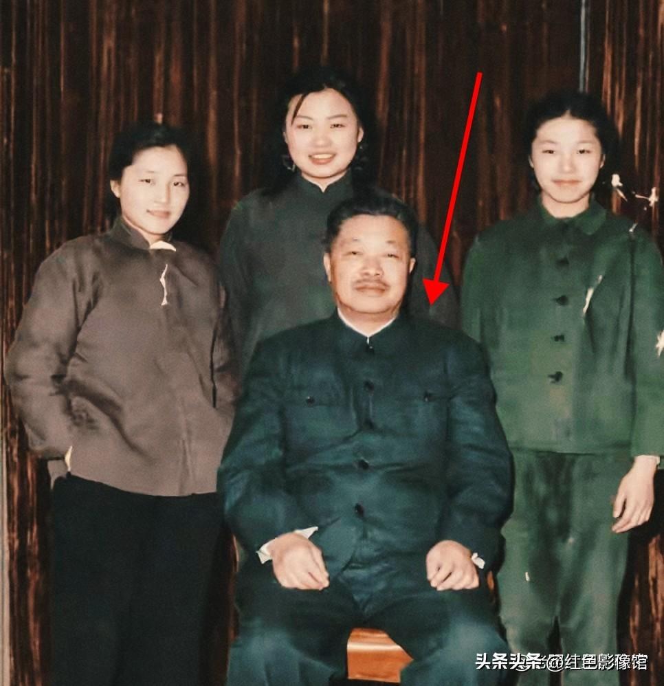 上世纪五十年代，贺龙元帅和贺捷生、贺晓明、贺黎明三女儿留下温情合影。贺龙作为卓越