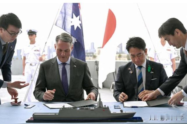 警惕！
4月18号，日澳签署协议，三菱重工将为澳建十一艘隐形护卫舰。这也是日本规