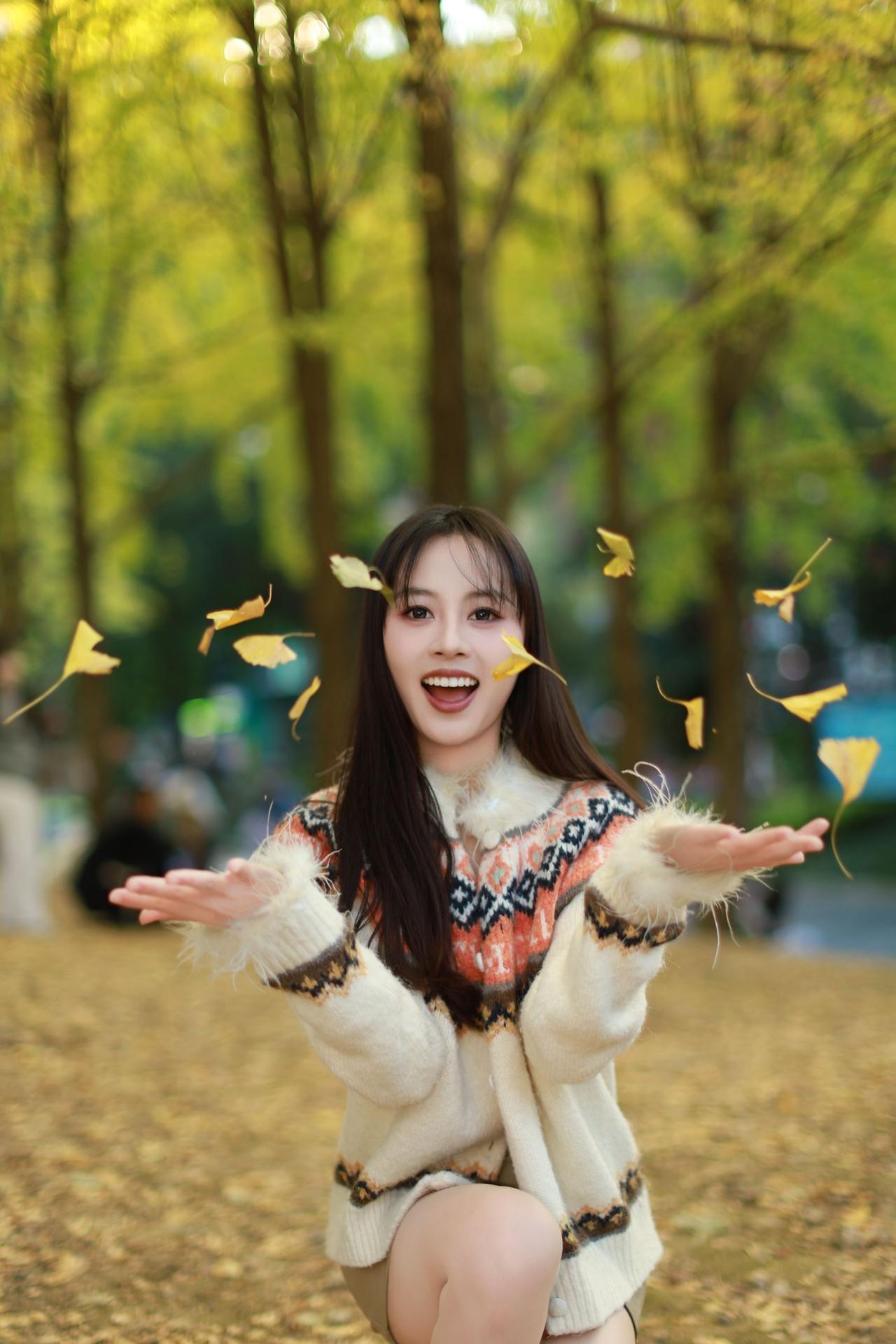 偶遇，柳候公园的银杏树。小姐姐气质优雅，表现力非常不错。暖冬，微风，就让这迷人的