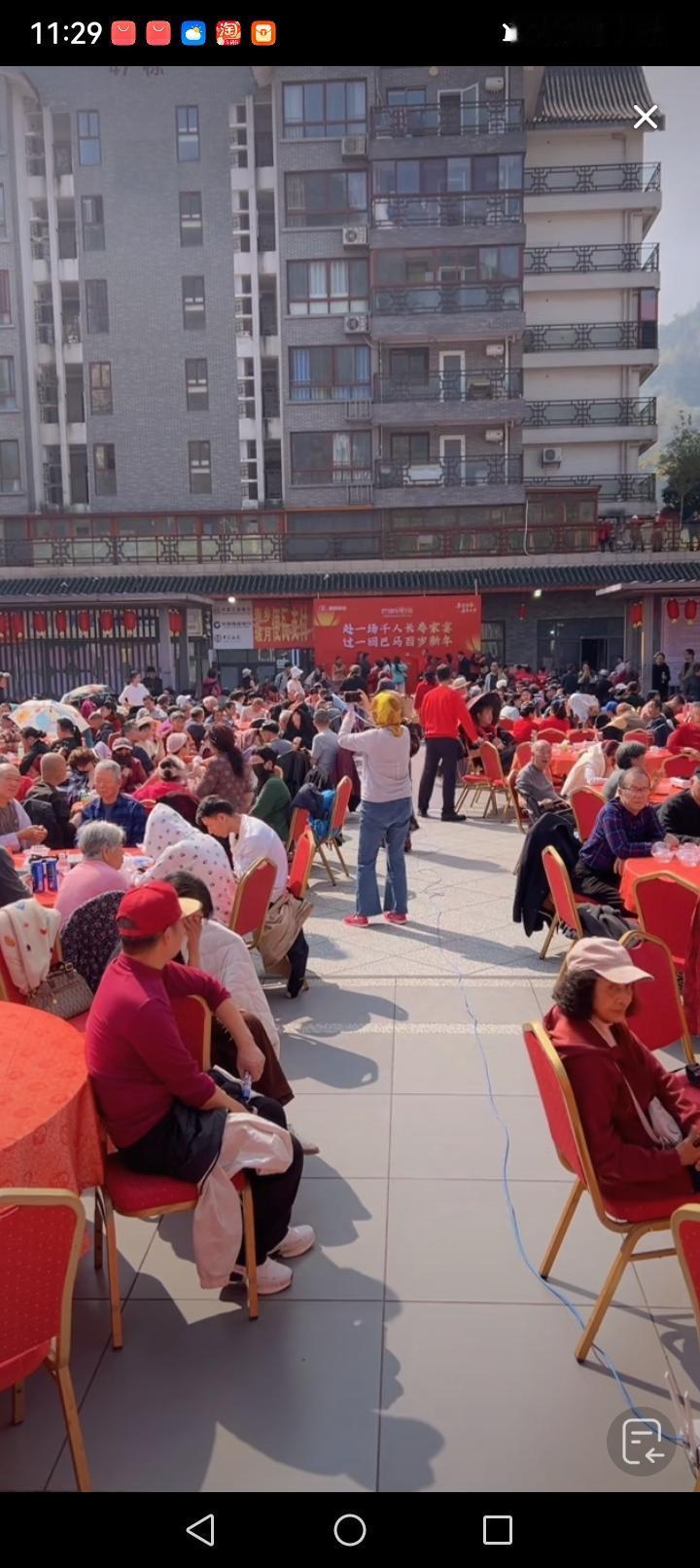 巴马世纪养生园
长桌宴正在进行时

今天是年除夕的前一天在广西巴马甲篆镇坡月村的