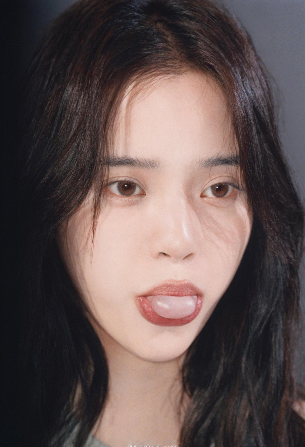 欧阳娜娜 咬糖片简直淡颜天菜 自带易碎感 ​​​