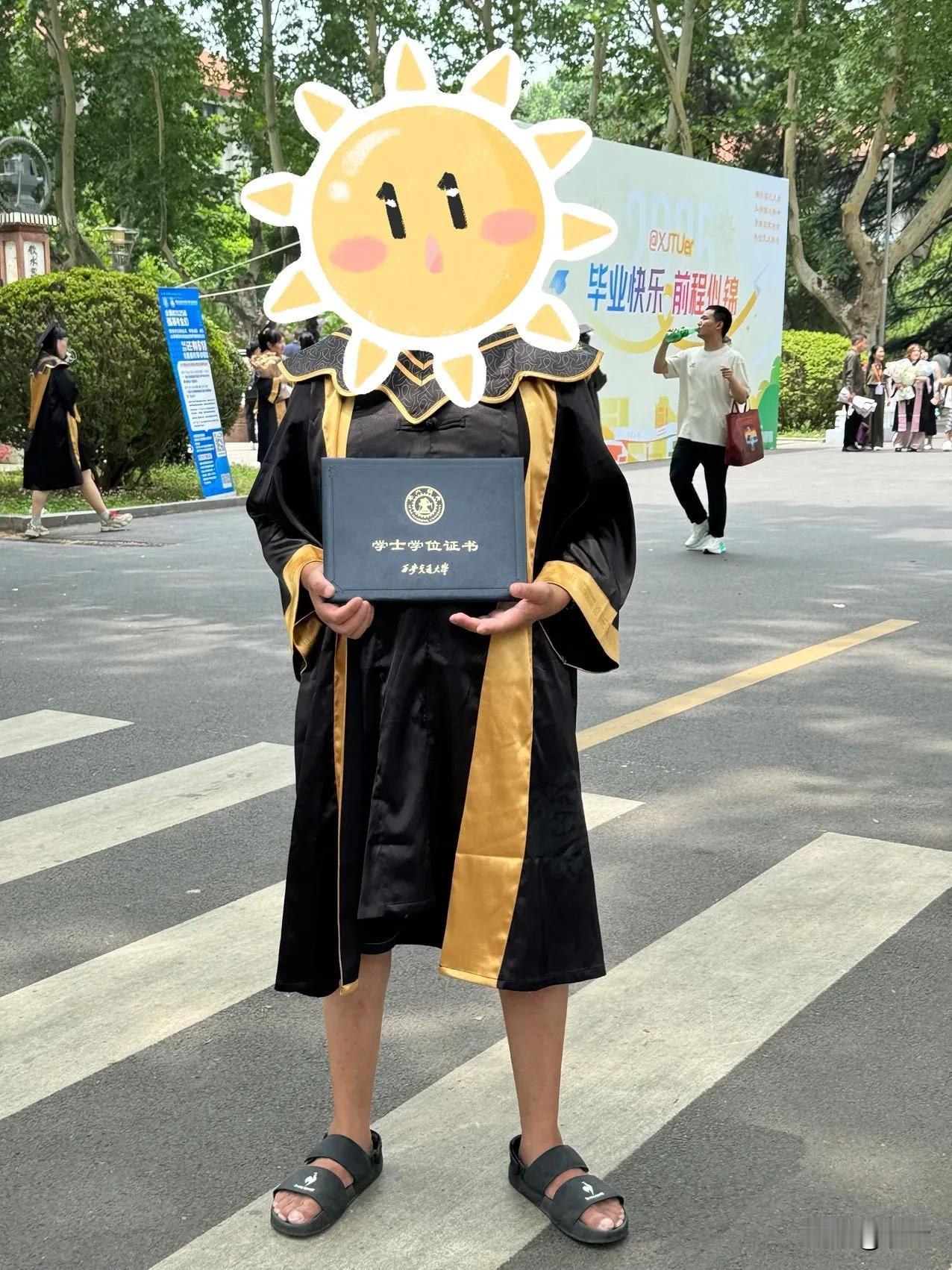 终于大学毕业了，借娃的衣服拍个照得瑟一下，今年西安交大的学士服是发给毕业生的礼物