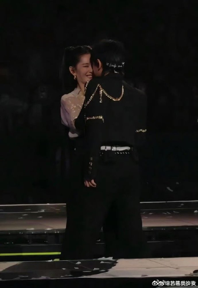 娜样纯杰的爱恋 杰娜久久！谢娜为张杰发声硬刚薛之谦，要求公开道歉，维护爱人的态度