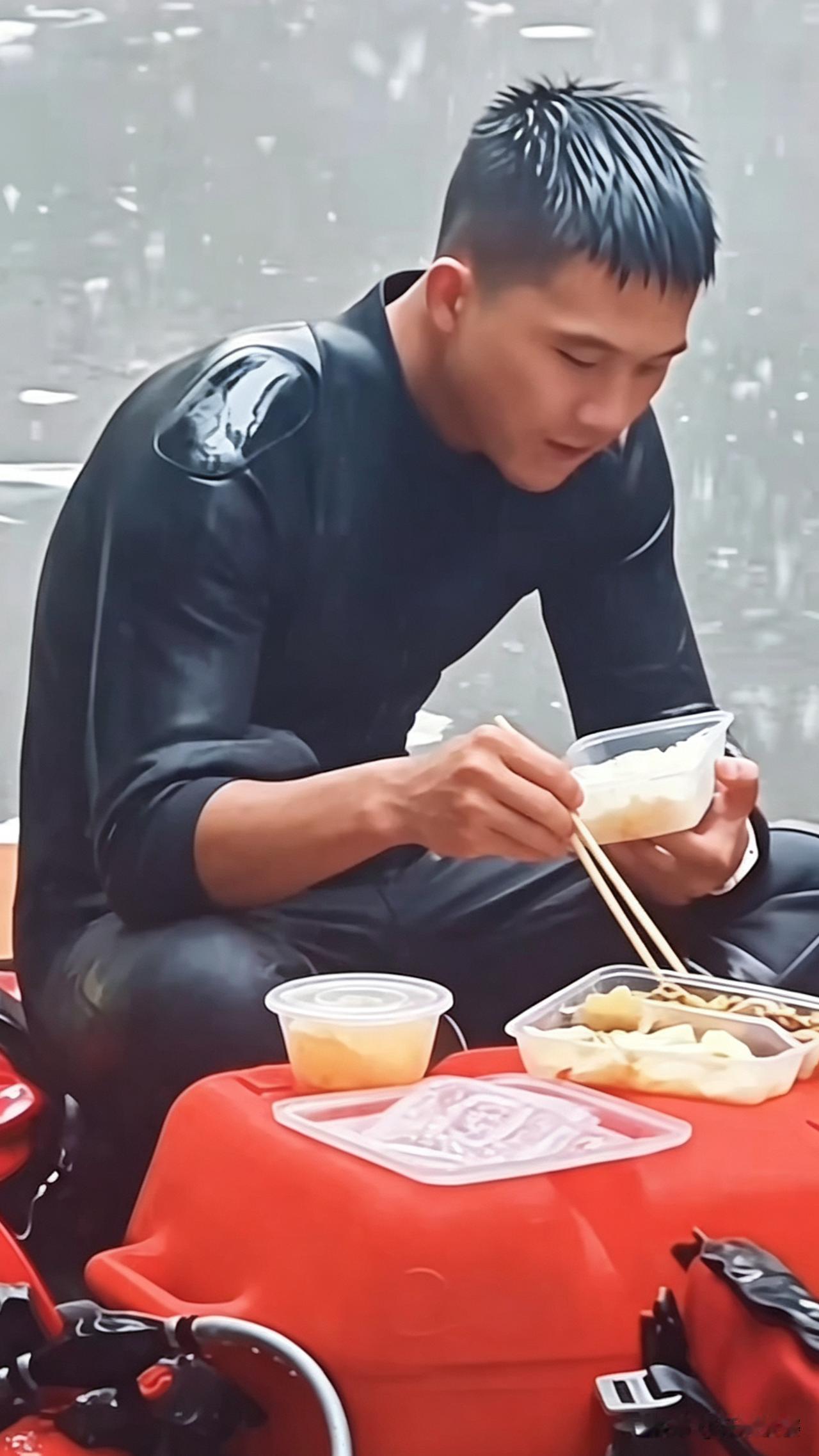 这才是真正该追的明星！
大雨洪水里随便凑活一顿饭，扛着所有危险守护老百姓，军人优