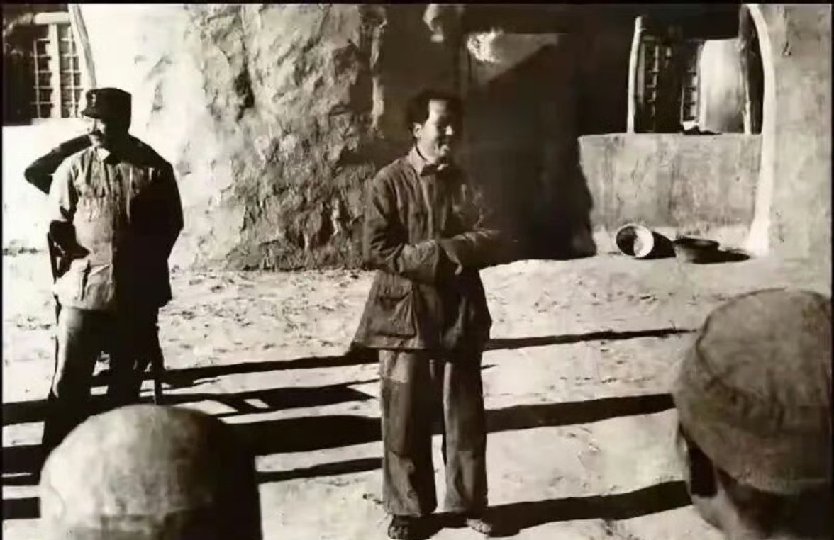 一张老照片，毛主席衣衫褴褛。这是他老人家给大家讲课的瞬间，被记录下来！ 