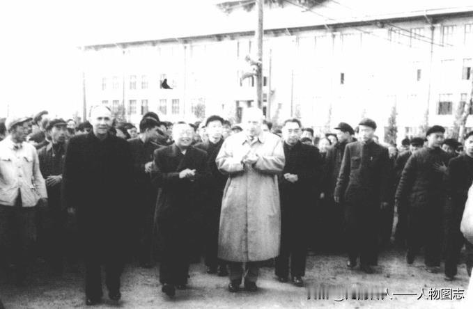 周恩来陪同外宾到天津大学参观。