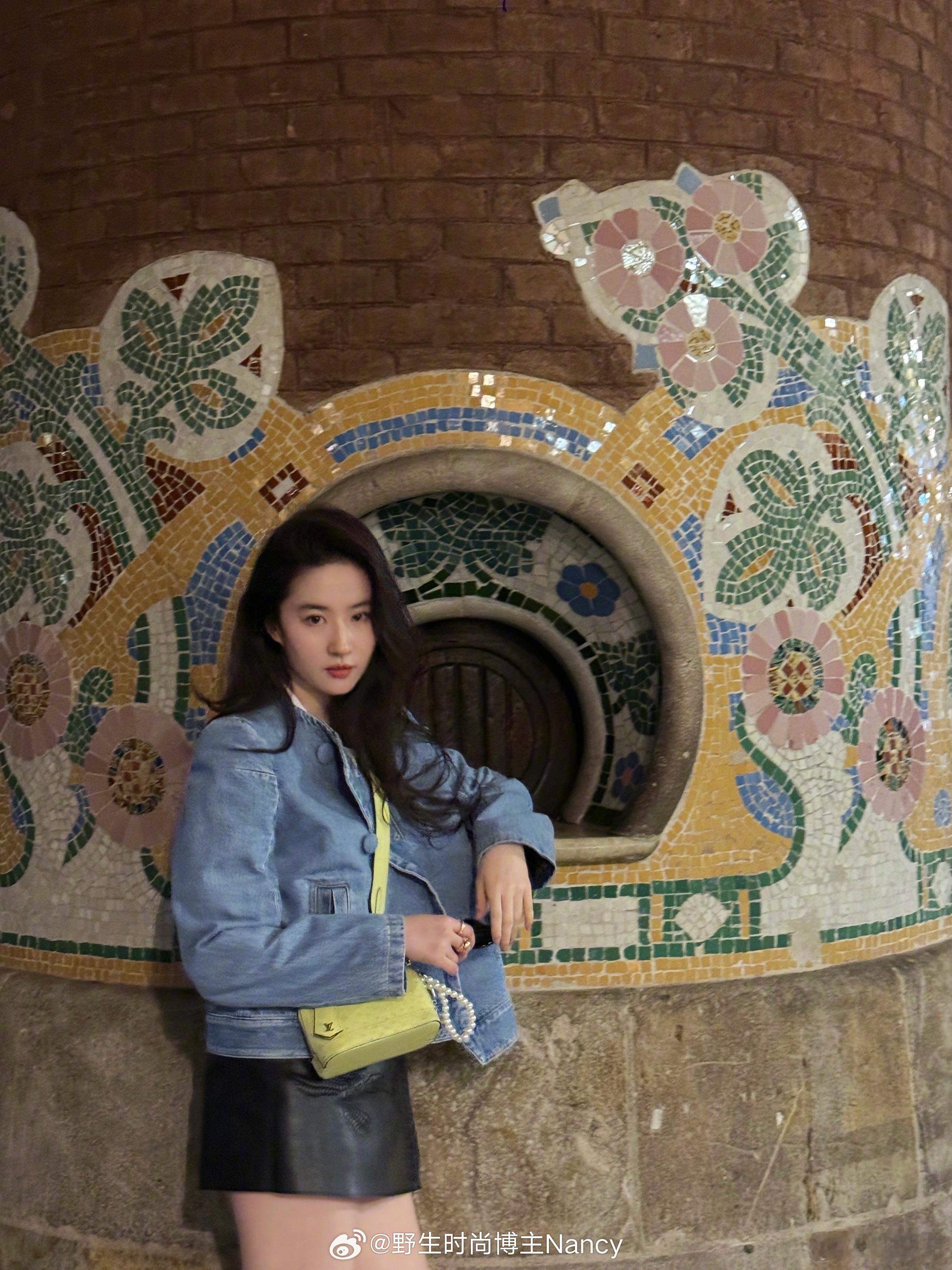 刘亦菲晒西班牙街头随拍，素颜状态下的她也貌若天仙！ ​​​