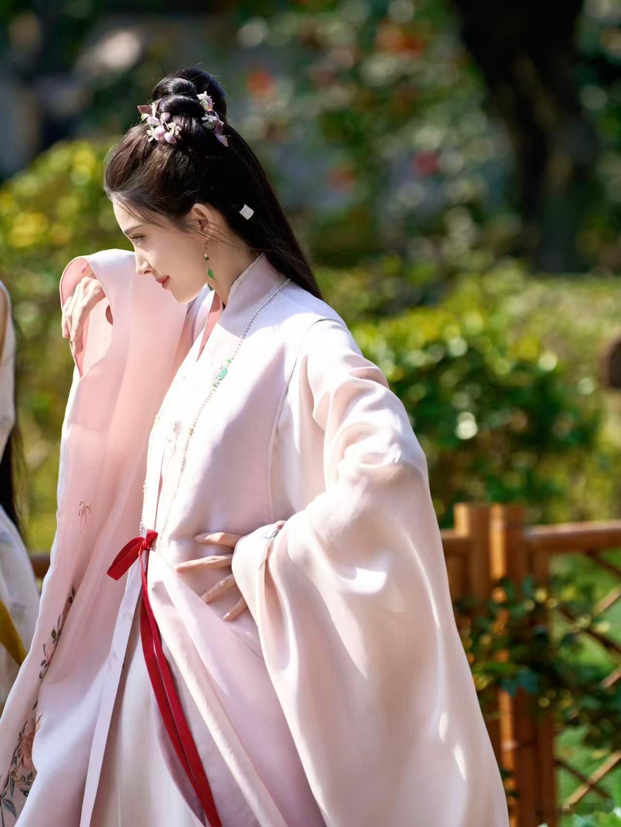 娜扎拉侯明昊这下把我going住了  娜扎的角色塑造力太强了！荣善宝的飒爽与温柔