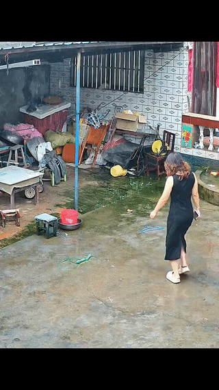 下雨天千万不要穿拖鞋出门！
否则就会很容易滑倒！
就像这名女子一样，不但滑倒了，