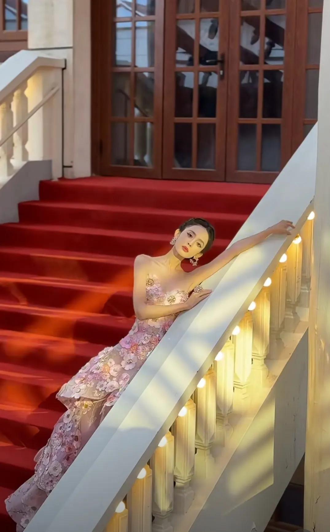 娜扎GQ红毯花仙子造型
她真的美得让人窒息
随便一截的照片都是大片般的存在
娜扎