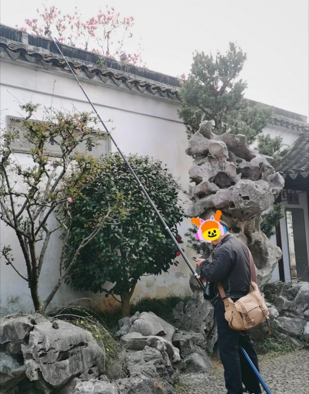 果然什么长焦镜头，什么无人机，都不如大爷的伸缩自拍杆好使，还得是老法师专业啊[d