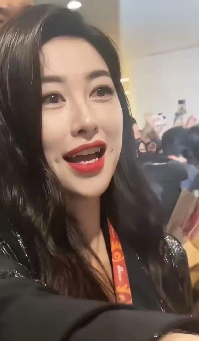 朱珠的一对梨涡太好看了，简直就是神来之笔，让她增添了太多魅力 