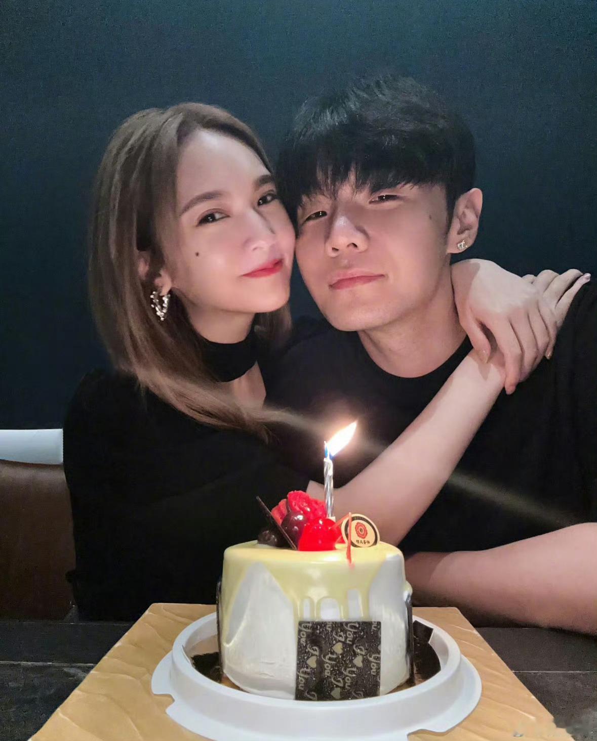 李荣浩来看杨丞琳演唱会了   谁懂啊，李荣浩现身杨丞琳演唱会现场，默默坐在台下，