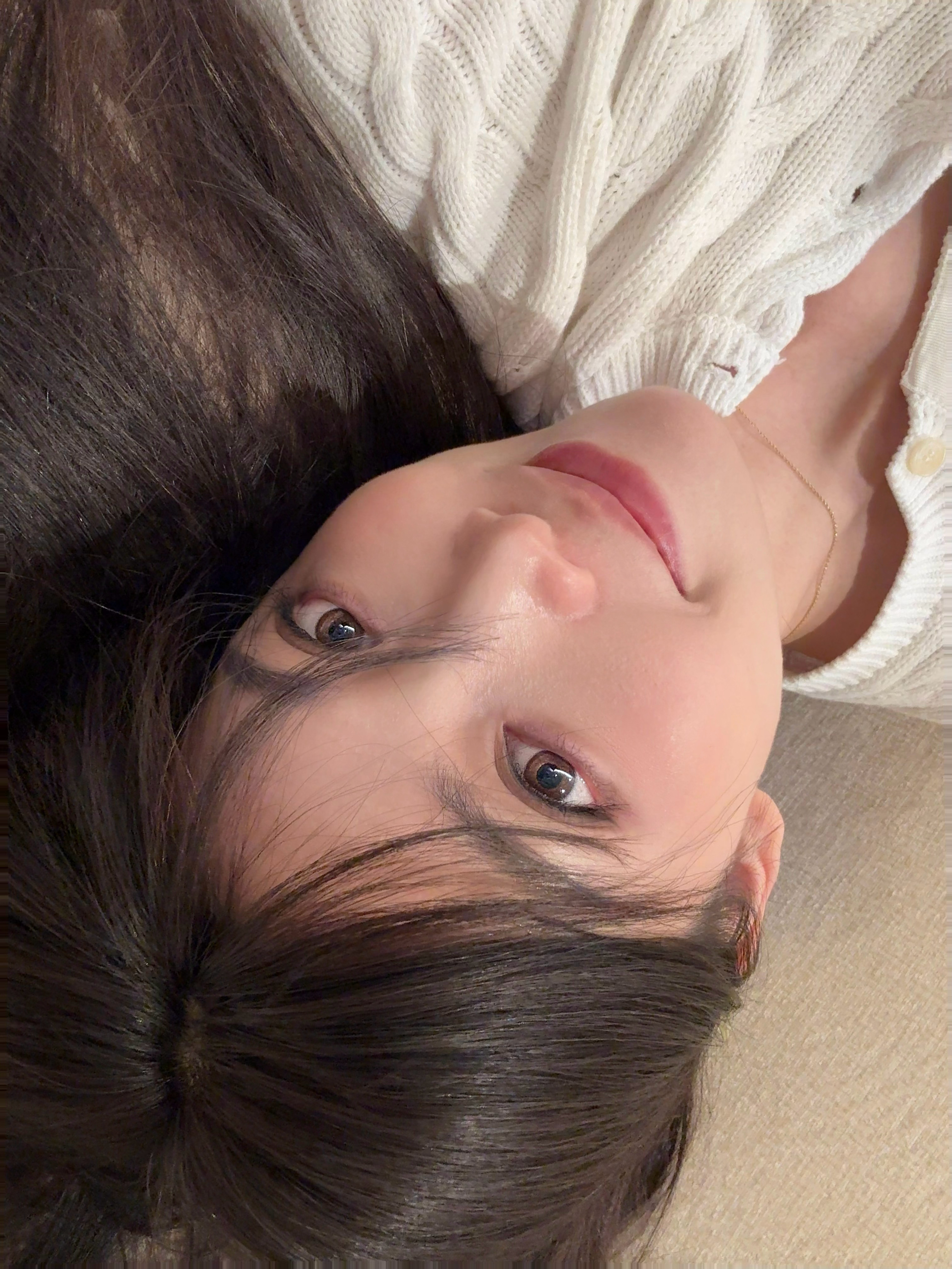 上个月在海边晒得黢黑，去日本买了一套香奶的美白产品，小白鼠开始测试。 